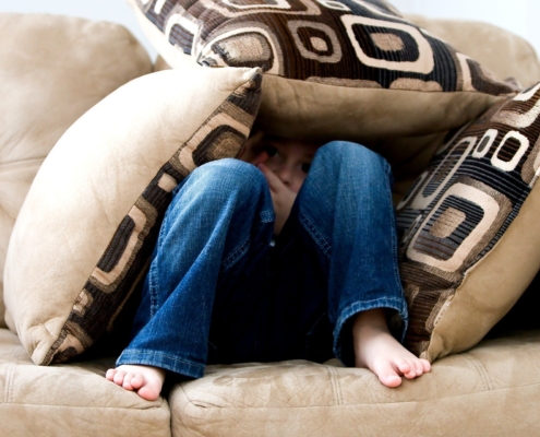 preadolescenza nascondersi divano
